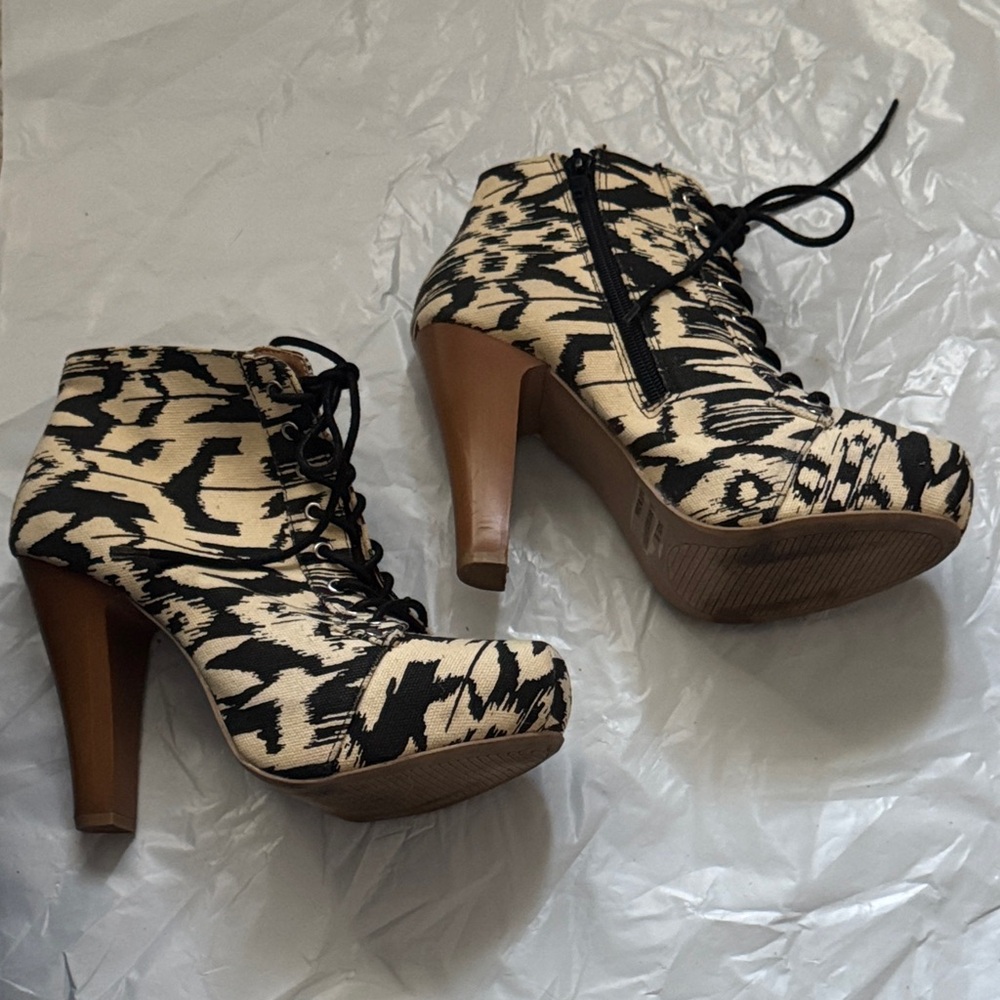 Charlotte Russe Stylish Black cream brush print Ankle Boots heels Sz 8